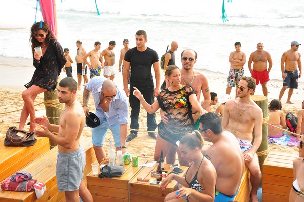 Champagne Showers @ Edde Sands